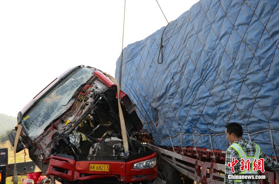 廣云高速發(fā)生車禍 大型平板拖車橫跨整個車道