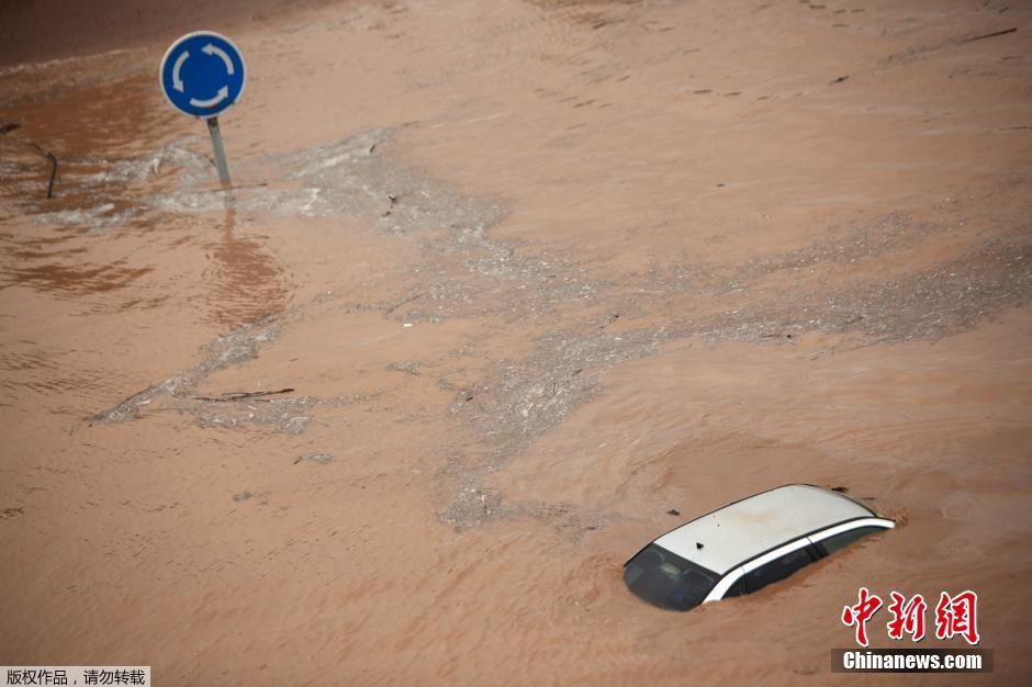 西班牙連日暴雨導(dǎo)致洪水泛濫 車輛被水淹沒