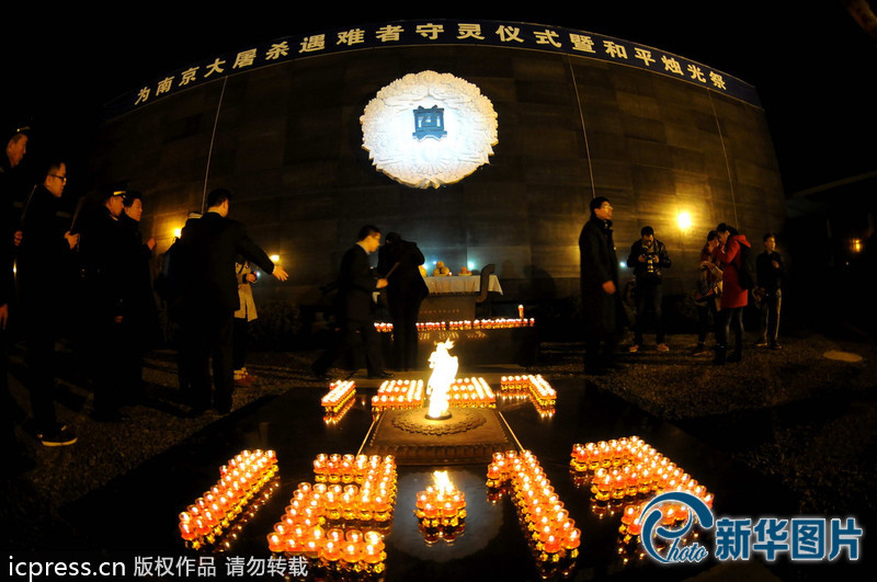 “為南京大屠殺遇難者守靈儀式暨和平燭光祭”活動(dòng)在侵華日軍南京大屠殺遇難同胞紀(jì)念館祭場(chǎng)舉行。