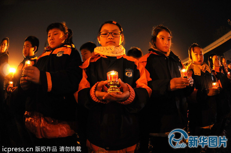 “為南京大屠殺遇難者守靈儀式暨和平燭光祭”活動(dòng)在侵華日軍南京大屠殺遇難同胞紀(jì)念館祭場(chǎng)舉行。