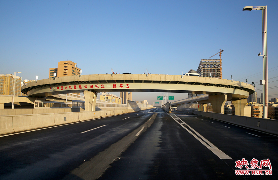 右側(cè)車道為北三環(huán)快速路文化路出口輔道