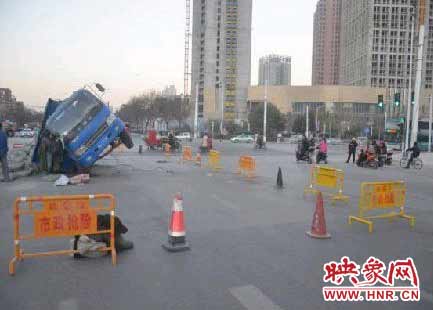 “鄭州地鐵站附近路面塌陷”實(shí)為大貨車壓塌透水路面