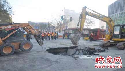 “鄭州地鐵站附近路面塌陷”實(shí)為大貨車壓塌透水路面