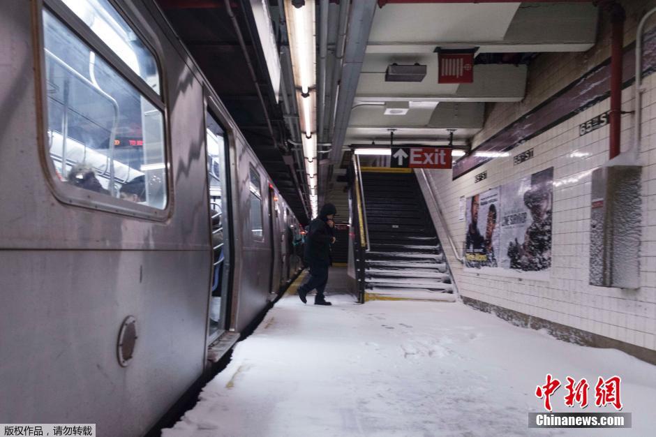 美國中東部遭暴風(fēng)雪肆虐 街頭房屋變“冰屋”