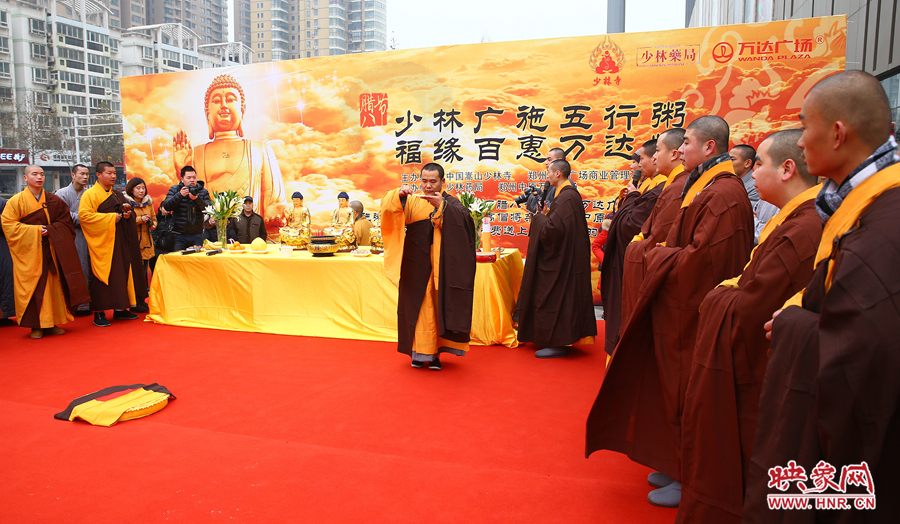 1月8日上午，鄭州市中原萬達(dá)廣場上，少林寺的僧人們?yōu)榕D八節(jié)做法事施粥。