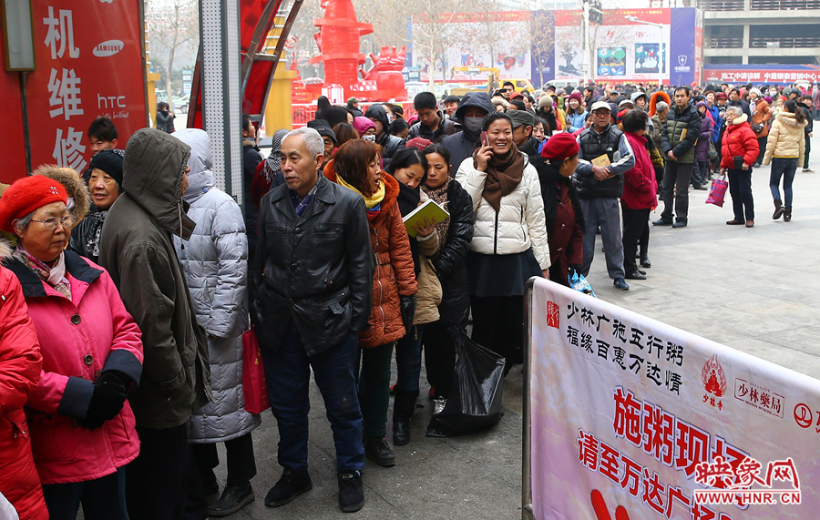 1月8日上午，少林寺布施臘八粥的現(xiàn)場市民排起了長隊(duì)，足有上千人前來領(lǐng)取五行粥