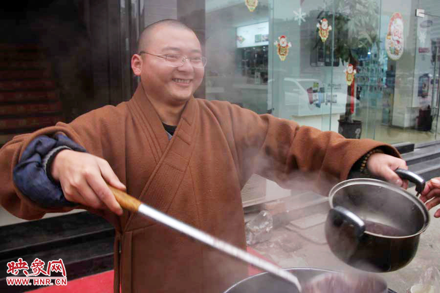 少林寺延芷法師正在施粥