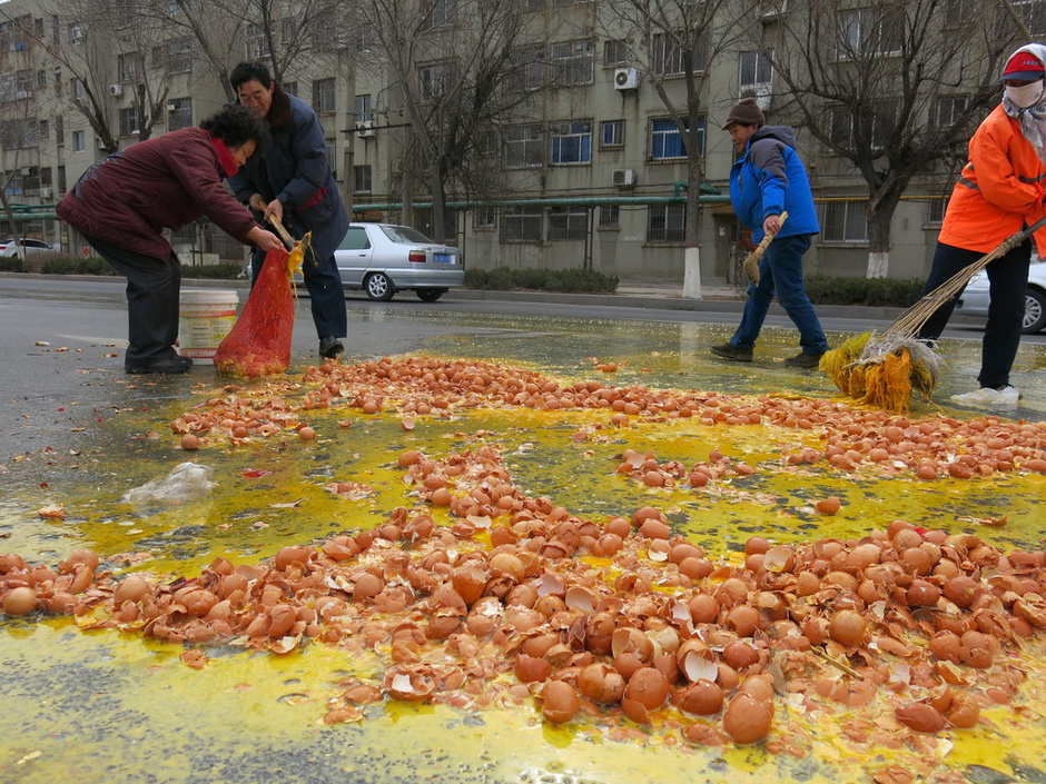 萬(wàn)枚雞蛋撒馬路 路人幫撿未哄搶