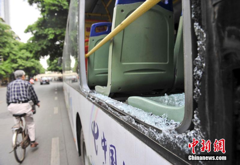 成都一女乘客自稱(chēng)聞到焦臭味 公車(chē)行駛中砸窗跳車(chē)