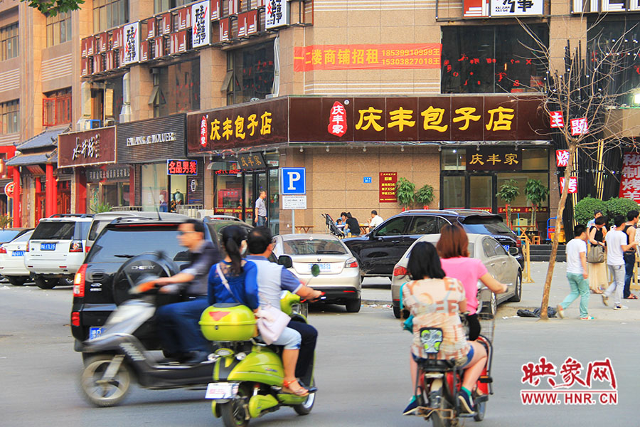 “慶豐包子店”位于路口拐角處,人流量車流量很大,堪稱黃金位置。