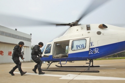 特警登機