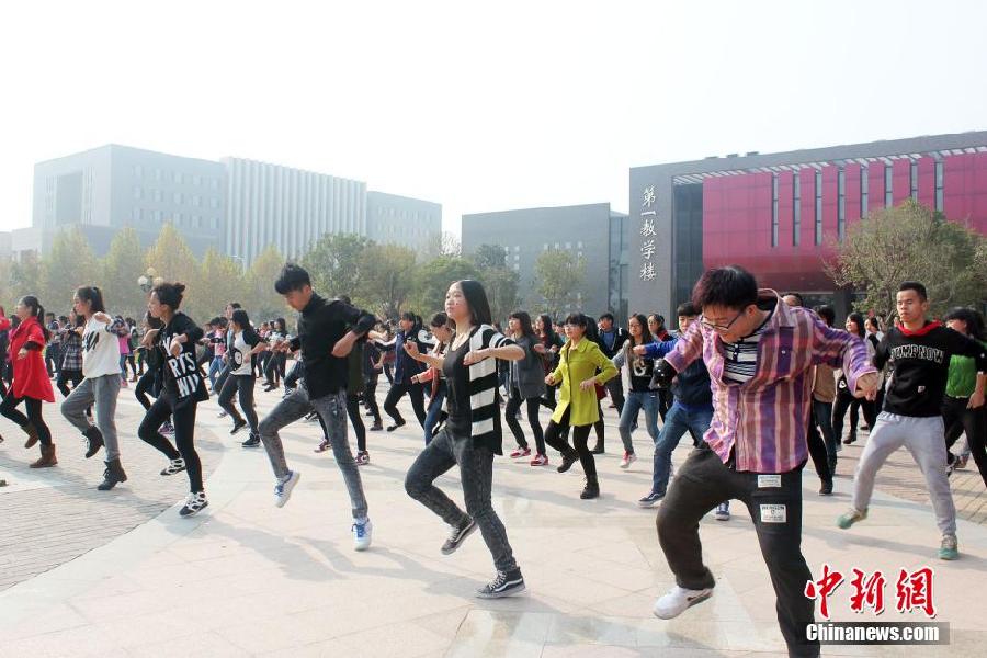 11月11日，河南財經政法大學校園內，300名在校大學生在上演了一出“光棍”也瘋狂的“快閃”大戲。