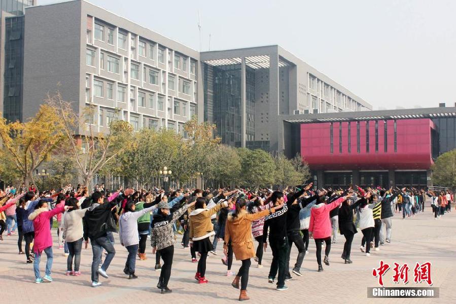 11月11日，河南財經政法大學校園內，300名在校大學生在上演了一出“光棍”也瘋狂的“快閃”大戲。