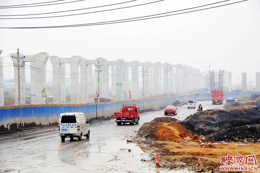 鄭平路柴郭轉(zhuǎn)盤處以及圍擋兩邊預(yù)留的道路坑坑洼洼，無(wú)人維護(hù)，造成事故頻發(fā)，經(jīng)常堵車。