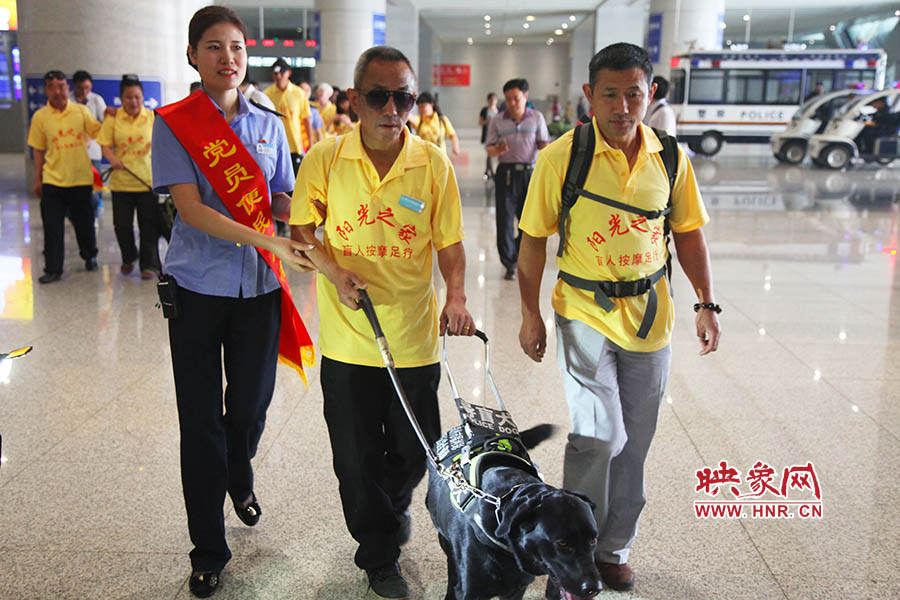 接到鄭州市愛心導盲犬服務中心的乘車請求后，鄭州東站抽調(diào)了工作人員進行對接，提前做好服務引導準備。