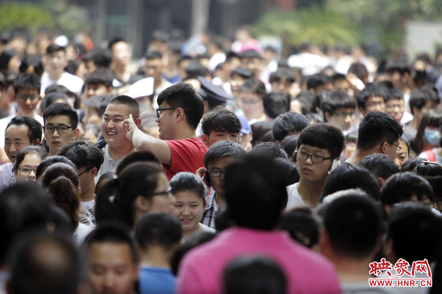 6月7日，鄭州回中考點(diǎn)，考生走出考場，面露笑容