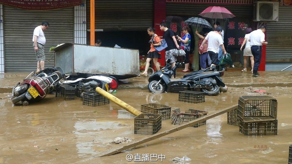 四川南江暴雨引洪水 數(shù)百輛車被淹成“廢鐵”