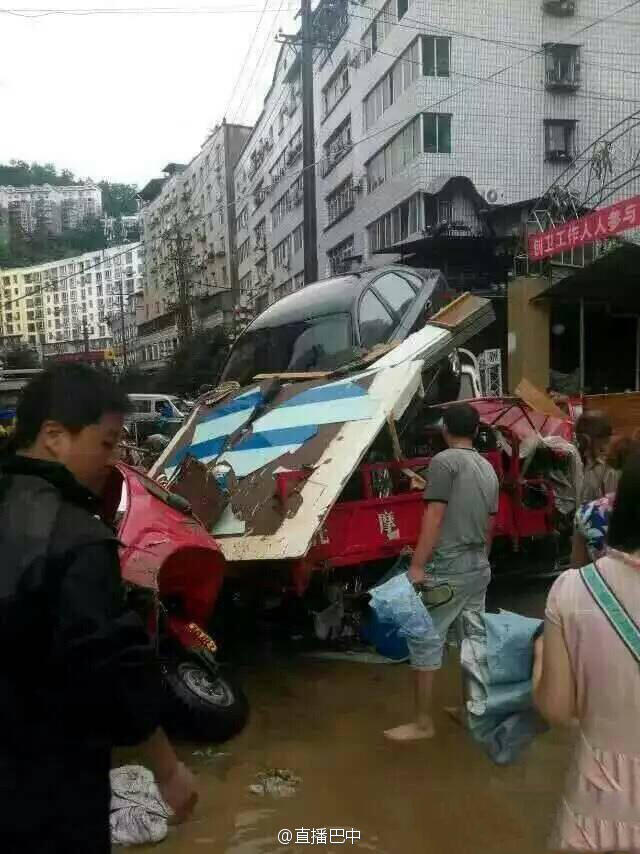 四川南江暴雨引洪水 數(shù)百輛車被淹成“廢鐵”