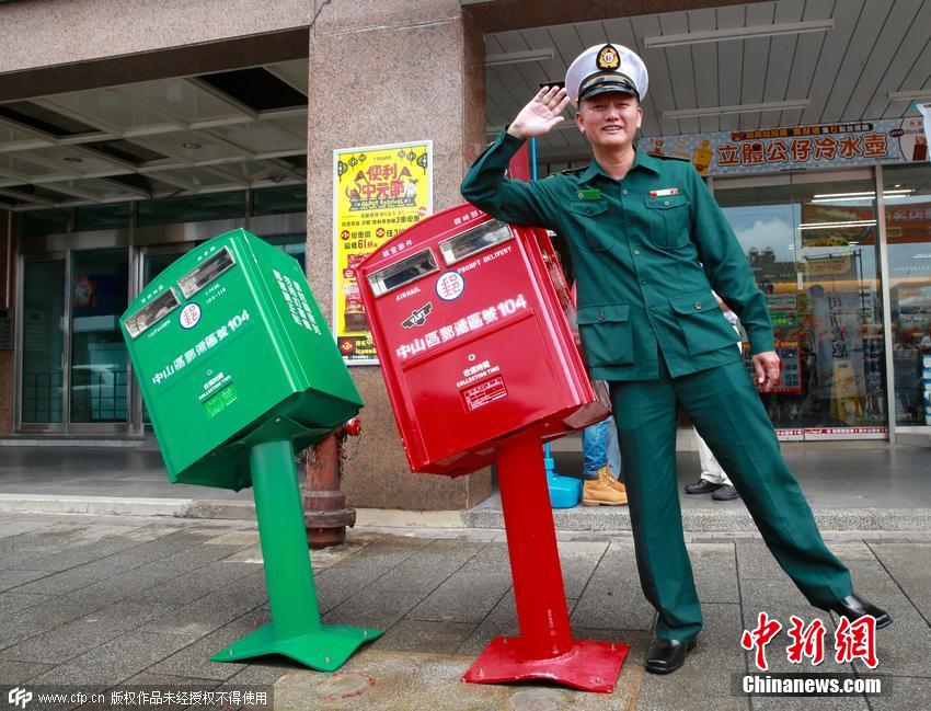 臺北兩郵筒被臺風吹歪 成市民拍照景點