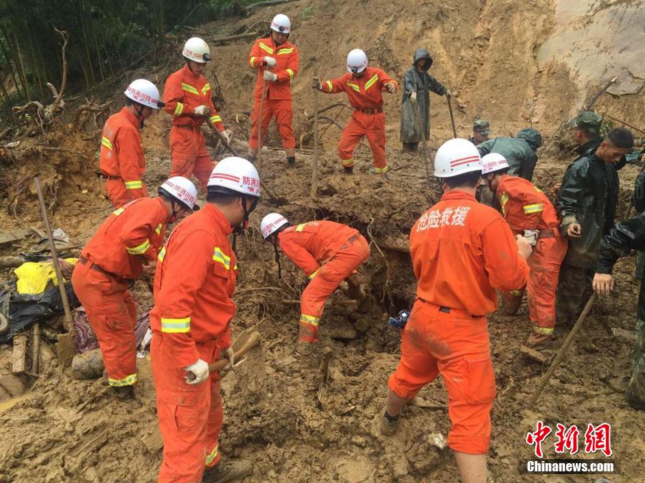 8月19日，救援人員正在全力搜尋被埋遇難者