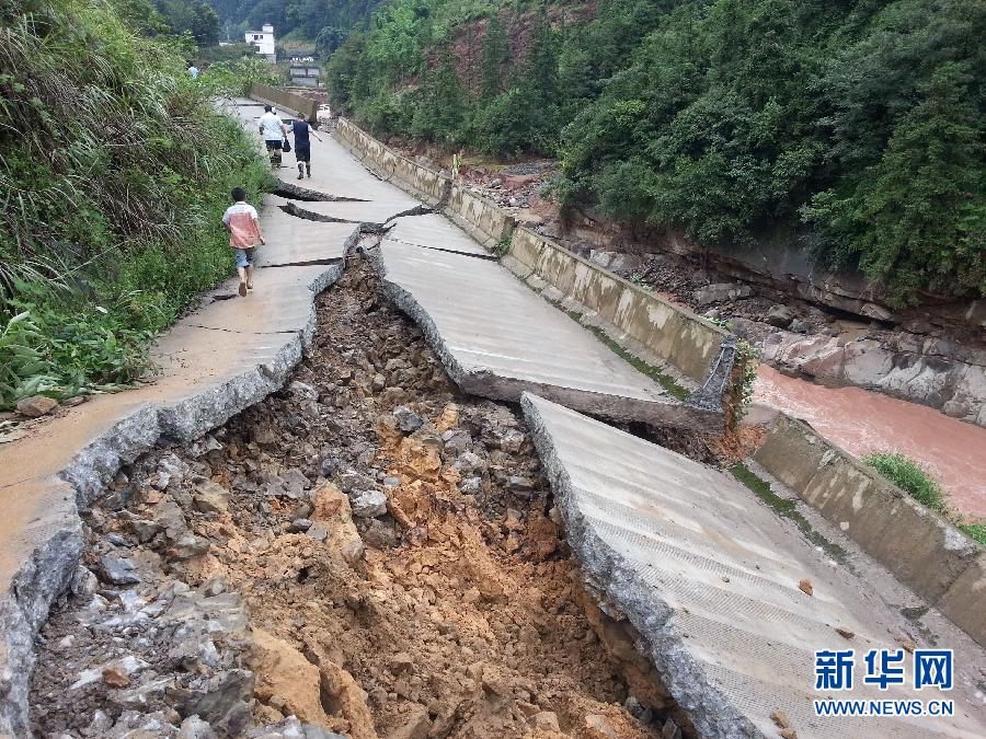 四川省瀘州市敘永縣白臘苗族鄉(xiāng)的一條公路被山洪沖壞