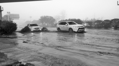 鄭州新田大道無雨水管道 百米路被淹達(dá)半米以上