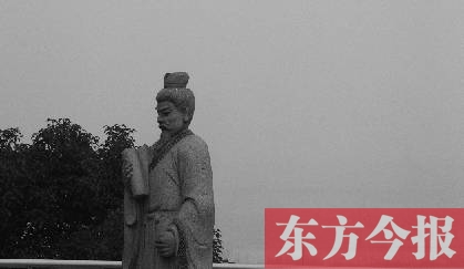 23日，從中原福塔基座平臺(tái)看向世紀(jì)歡樂園的景象