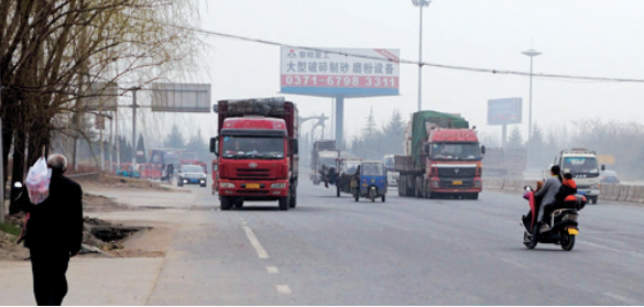 距離事故現(xiàn)場不遠(yuǎn)，仍有人騎電動(dòng)車帶著孩子橫穿馬路