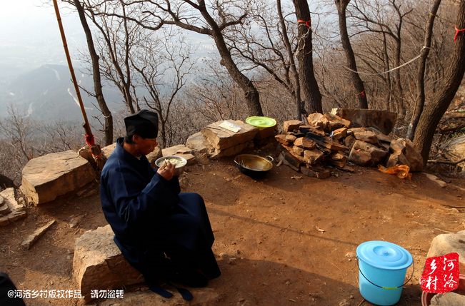 鄰居有時候會拿這些廢品下山，換取一些食物，對于老崔來說，既然出家就該安守清貧，撿破爛換好吃的，不是出家人該做的。他偷偷把鄰居的一大包廢品踢下了山，于是爭吵并且打起了架。