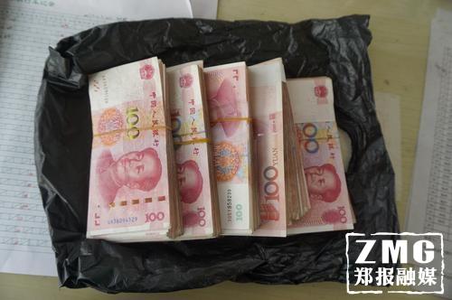 男子坐公交只顧玩手機 把買房的5萬現(xiàn)金忘車上