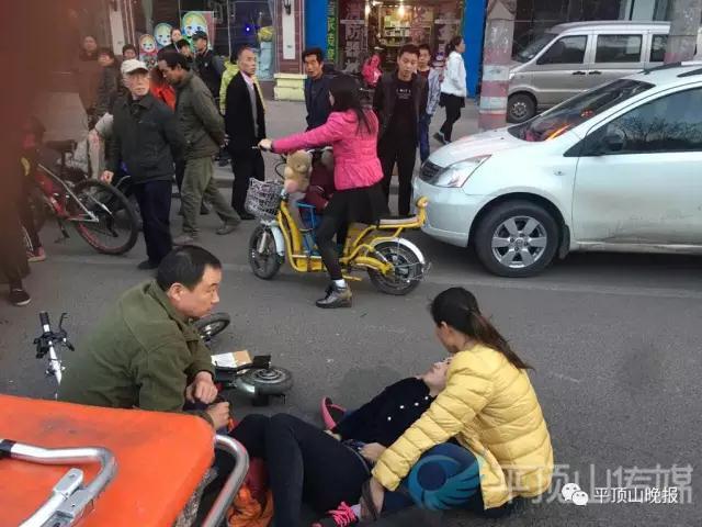 平頂山好心大姐 抱著不相識(shí)的車禍傷者大半個(gè)小時(shí)