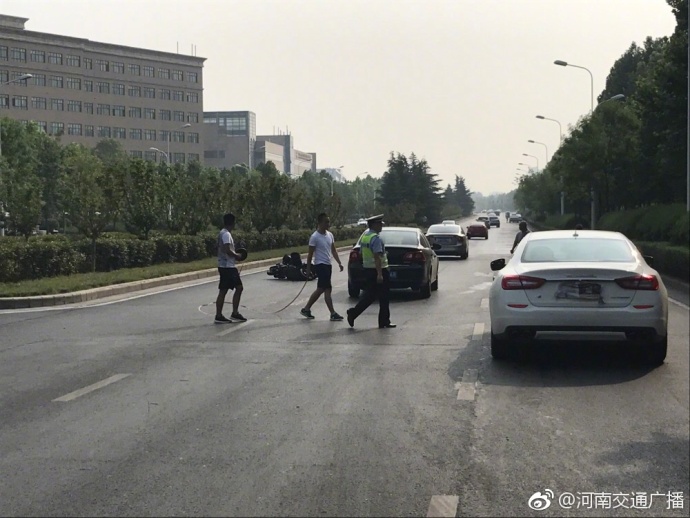 鄭州街頭瑪莎拉蒂與電動(dòng)車相撞 電車車主受傷送醫(yī)