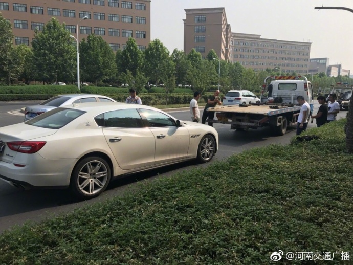 鄭州街頭瑪莎拉蒂與電動(dòng)車相撞 電車車主受傷送醫(yī)