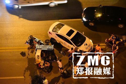 鄭州街頭深夜發(fā)生一起事故 一轎車(chē)將三輪撞翻在地