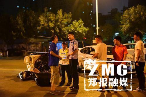 鄭州街頭深夜發(fā)生一起事故 一轎車(chē)將三輪撞翻在地