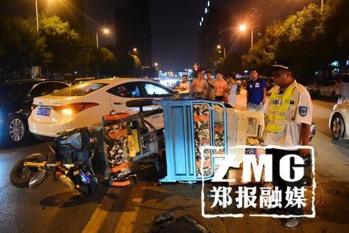 鄭州街頭深夜發(fā)生一起事故 一轎車(chē)將三輪撞翻在地