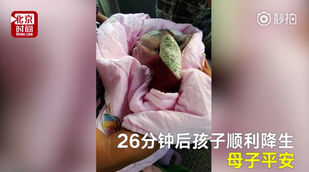 河南一產(chǎn)婦情況緊急 大夫救護車上跪著接生衣服濕透