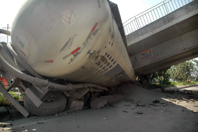 貴陽大罐車攔腰撞垮人行天橋