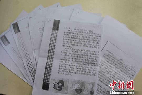 圖為當天公布的部分擺攤體驗日記。　張芹　攝