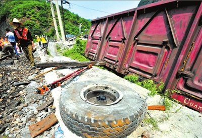 北京一輛大貨車剎車失靈撞火車 列車3節(jié)車廂受損