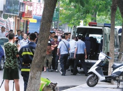 女童安全獲救后，嫌疑人被制服并由民警押出餐館。新華社發(fā)