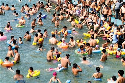 昨日，濟(jì)南市最高氣溫超過37℃，位于市區(qū)黑虎泉畔的泉水浴場免費開放。