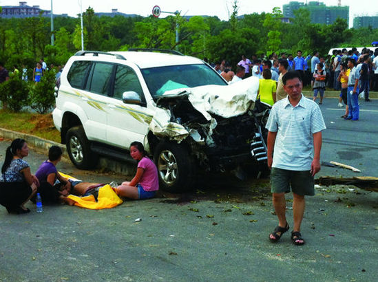 事發(fā)現(xiàn)場，肇事車輛車頭嚴(yán)重?fù)p毀，旁邊有人當(dāng)場死亡