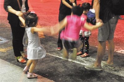 2012年8月1日晚，北京兒童醫(yī)院，三個(gè)來(lái)自廊坊的小女孩在玩耍，她們都被幼兒園老板性侵害。本版攝影/新京報(bào)記者 尹亞飛