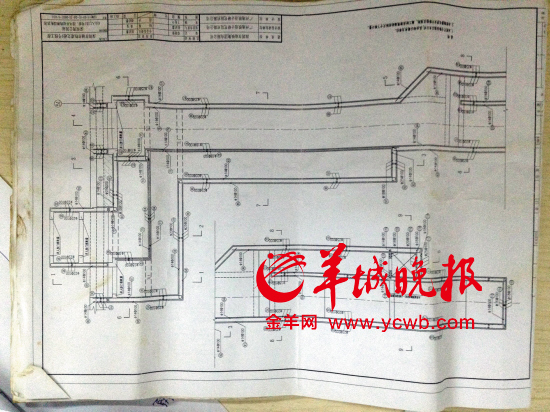 舉報人洪先生稱，里面標(biāo)注“100”（圖紙默認(rèn)單位為毫米）的地方，均按照13厘米的鋼筋間距施工