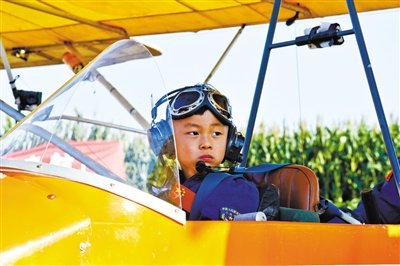 8月31日，5歲半“裸跑弟”從河北固安駕駛飛機(jī)飛越北京野生動(dòng)物園。圖/CFP