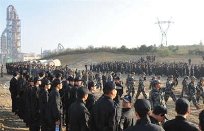 10月12日，貴陽，觀山湖區(qū)控拆違指揮部組織2500余人到金華鎮(zhèn)上鋪村空山壩，對54棟違法建筑進行