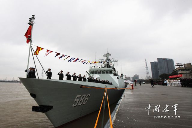 1月8日，某新型導彈護衛(wèi)艦吉安艦入列海軍東海艦隊命名授旗儀式現(xiàn)場。新華社發(fā)