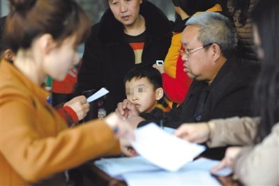 昨日，家長為服用藥品的幼兒登記參加體檢。西安兩所幼兒園長期給園內(nèi)幼兒集體服用“病毒靈”。