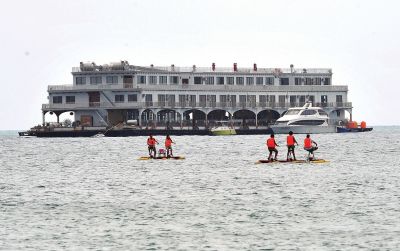 位于三亞市大東海附近海域的海上會所3月22日攝。新華社發(fā)